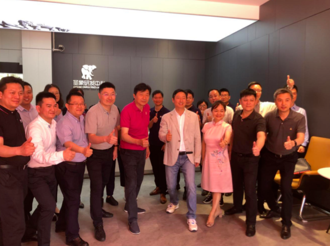 圣象研發(fā)，科技驅(qū)動——圣象研發(fā)中心新實驗工廠開工典禮，暨首片樣板下線儀…